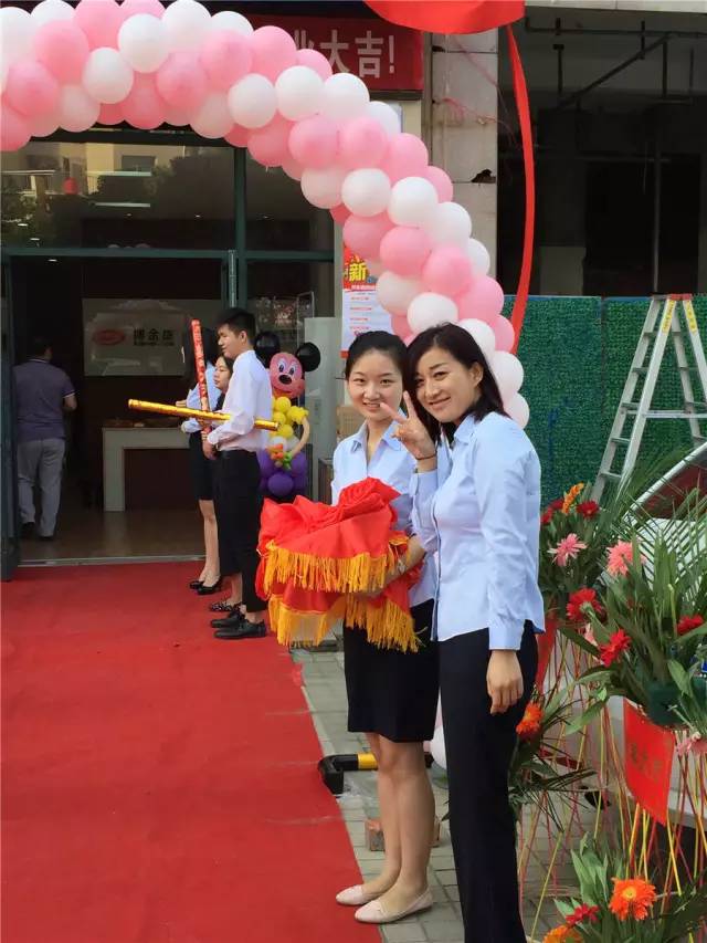 博金贷体验店美女们忙中偷乐.jpg