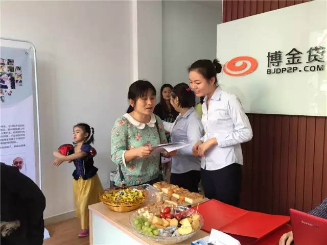 博金贷体验店未开业就有居民进店迫不及待地咨询.jpg