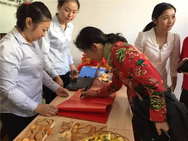 博金贷体验店开业后第一名进店的市民留下墨宝.jpg