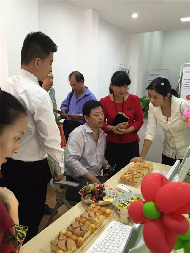 博金贷体验店进店市民详细了解博金贷.jpg