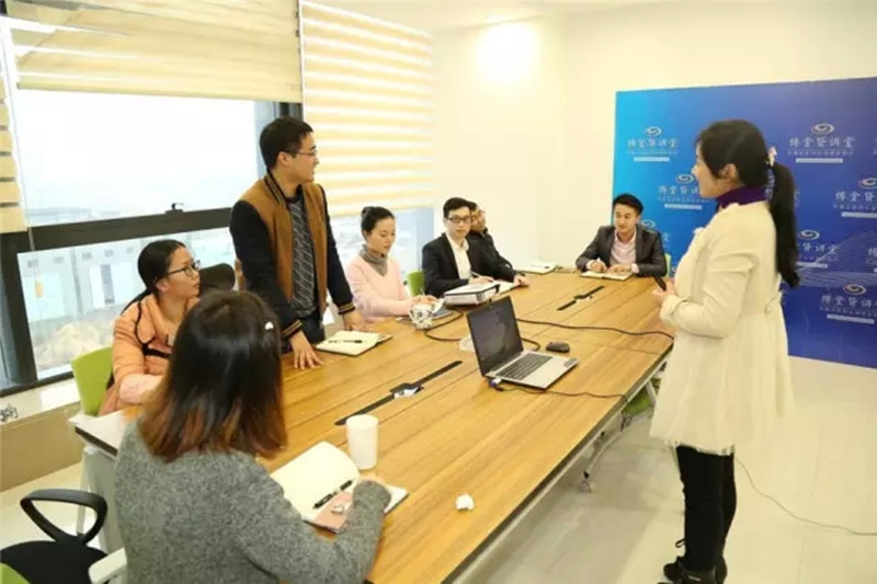 博金贷洪城小帅哥认真回答课题提问.webp.jpg