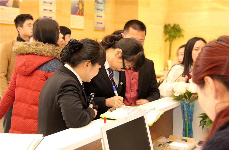 博金贷周边店内人员进店庆祝.jpg