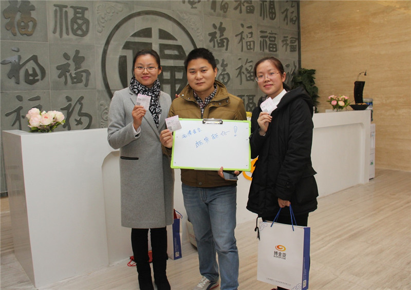 博金贷到店客户热心留影祝福2.jpg