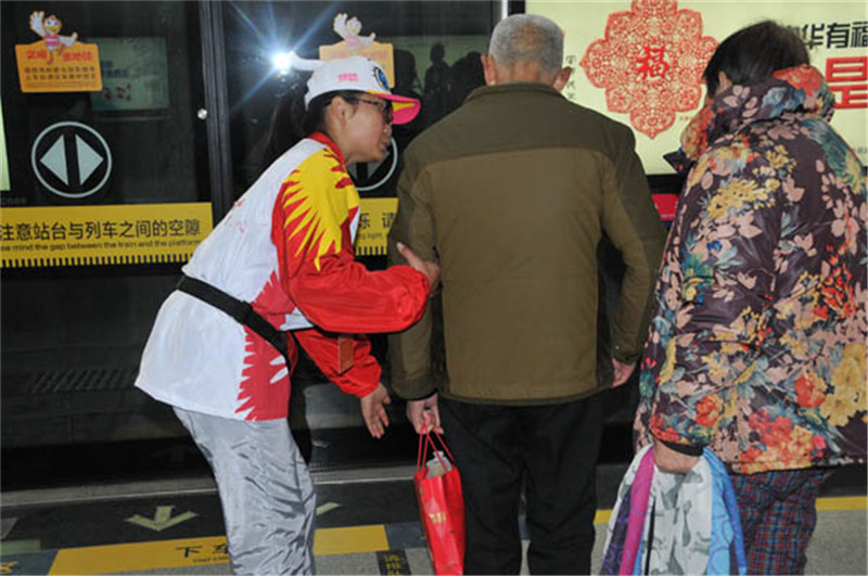 志愿者引导乘客候车.jpg