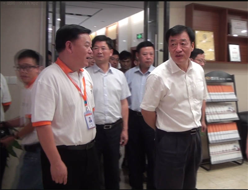 1江西省省长刘奇在博金贷董事长温显来、总经理熊小鹏陪同下视察博金贷.jpg