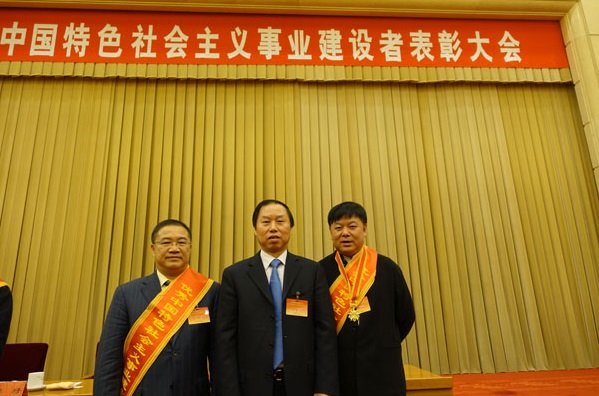 温显来董事长与江西省委统战部副部长、省工商联党组书记刘金炎，正邦集团董事长林印孙在颁奖现场合影
