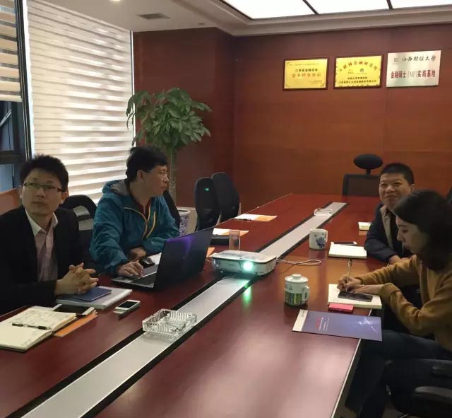 1479192320507096533.jpg 中关村互联网金融研究院专家与博金贷理财熊小鹏合影1.jpg