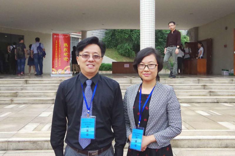 1479807018309084209.jpg 广东外语外贸大学经贸学院院长易行健教授与博金贷理财代表温舒甜合影.jpg