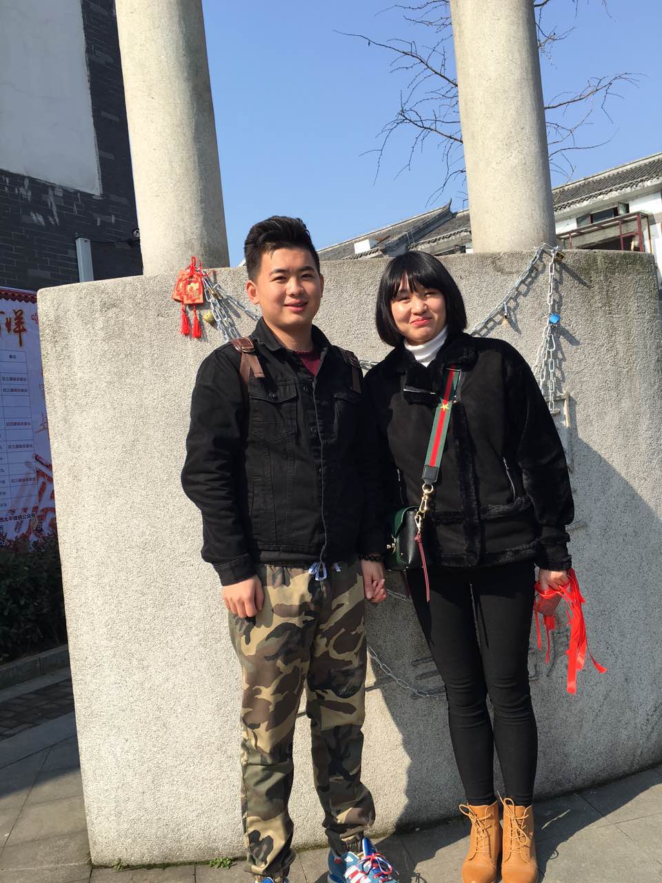 1487064570101041655.jpg 05-恩爱的小情侣挂上同心锁.jpg