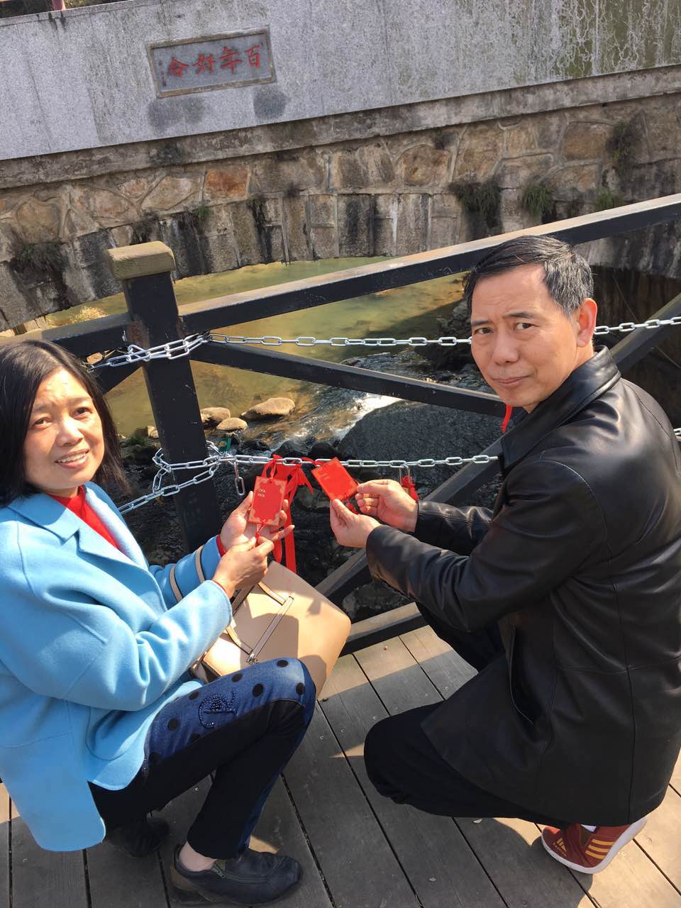 1487064624522045160.jpg 06-金粉夫妇挂上许愿牌.jpg