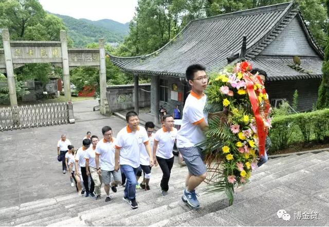 瞻仰烈士 敬献花篮.jpg